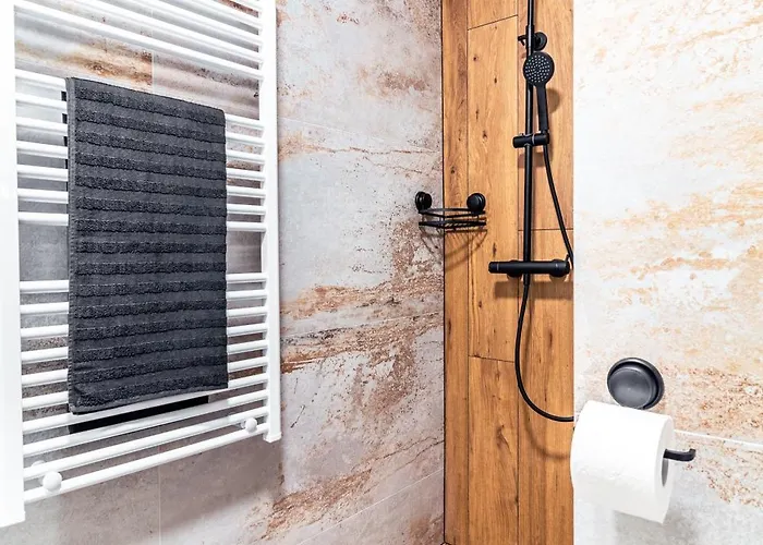 Elegance 아파트 스플리트